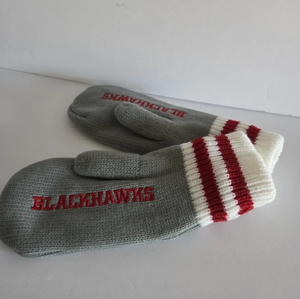 Blackhawks Gray and Red Knit Mittens with Striped Cuffs One Size Youth